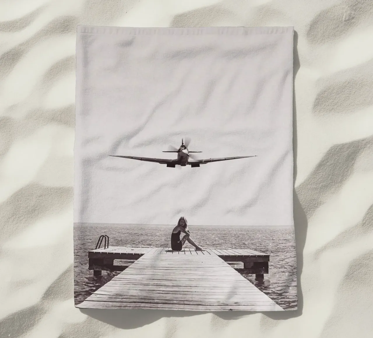 Meisje aan de kant van het strand strandhanddoek van Martin studio