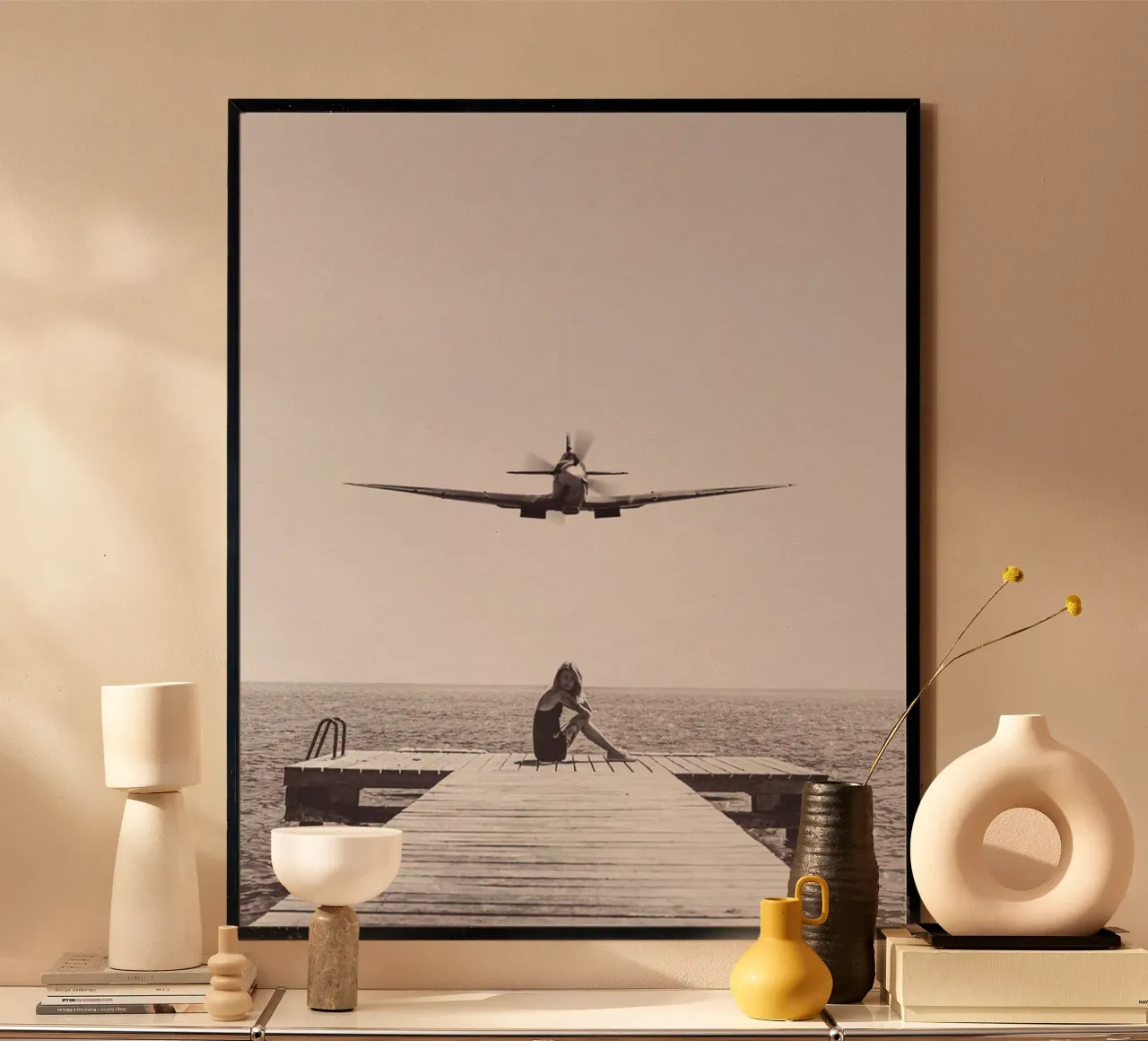 Ragazza in spiaggia poster con telaio in alluminio da Martin studio