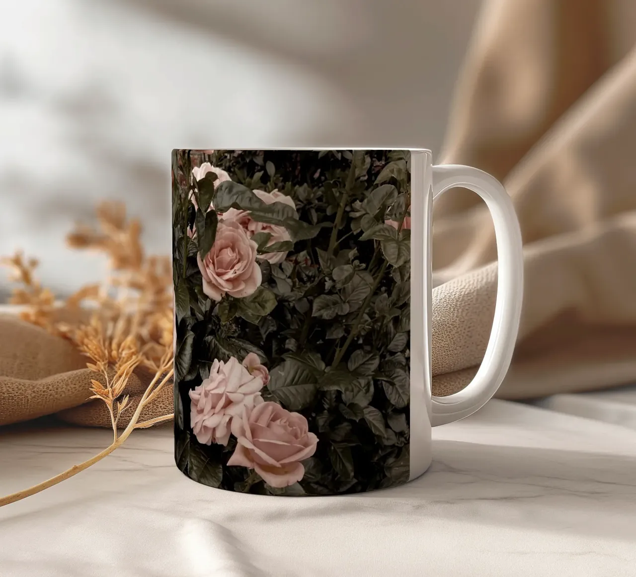 Giardino gotico tazza in ceramica da Cassia Beck Photography