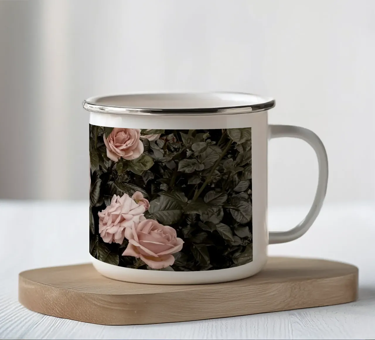 Giardino gotico tazza in smalto da Cassia Beck Photography