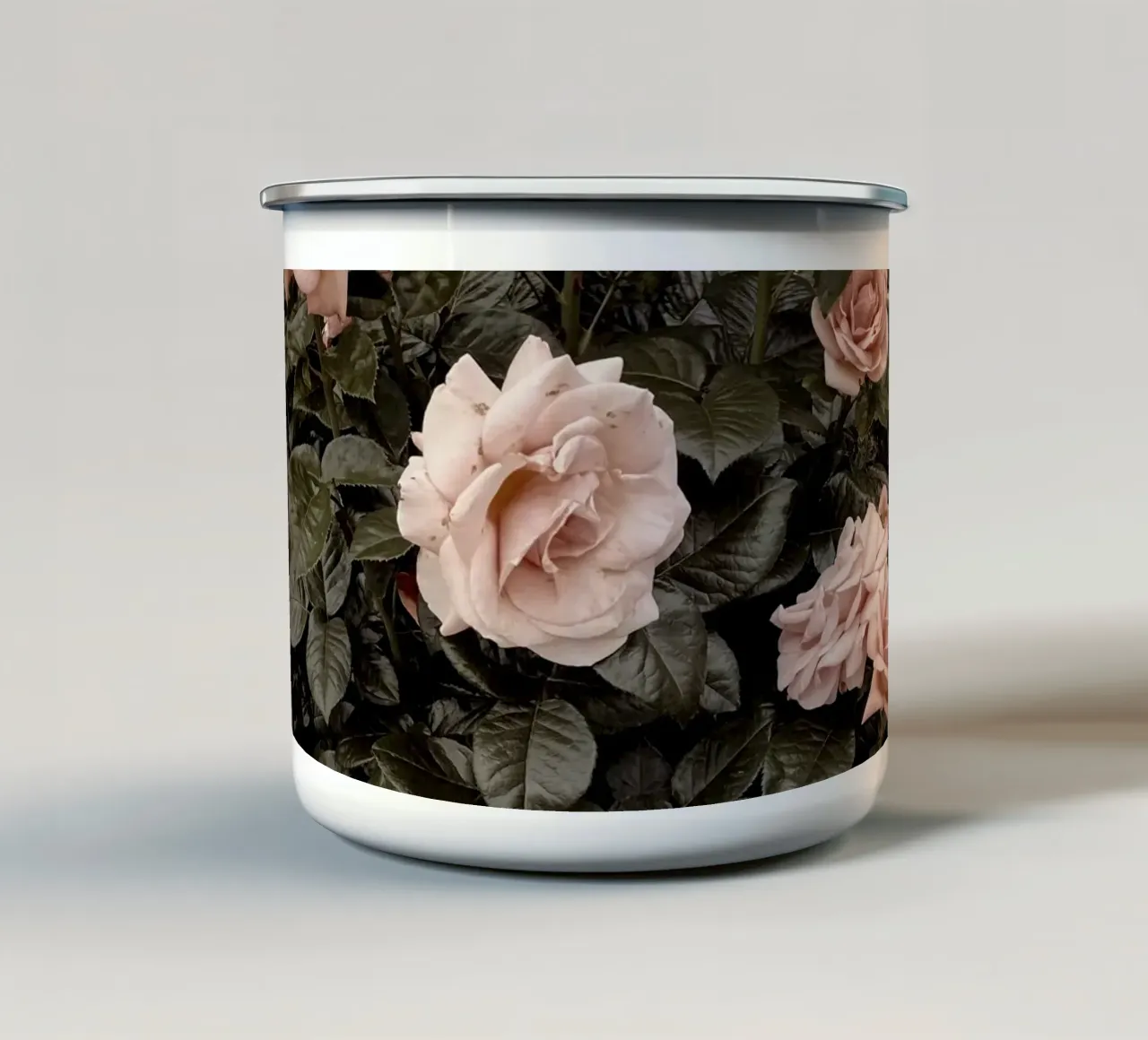 Giardino gotico tazza in smalto da Cassia Beck Photography