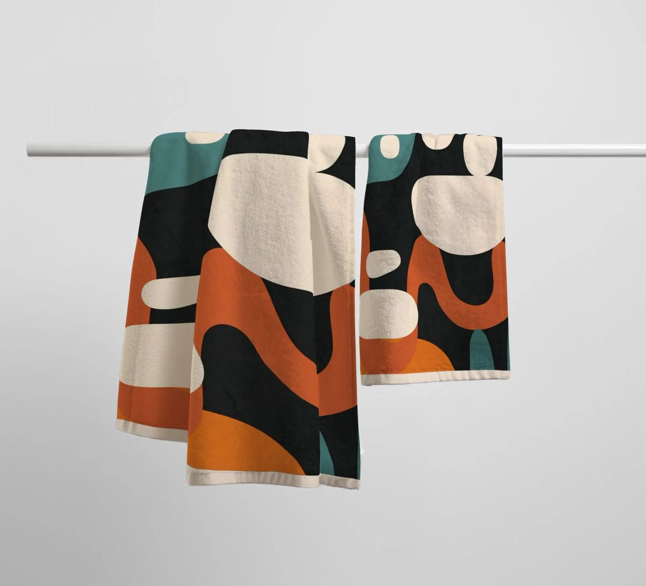 Abstract Shapes in the Skies 2 asciugamano da bagno da Flow Line
