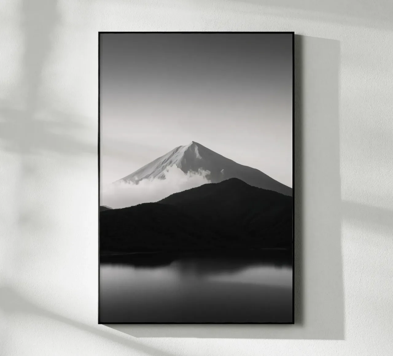 Riflesso di montagna - Bianco e nero plexiglass da Indigo Tides Art
