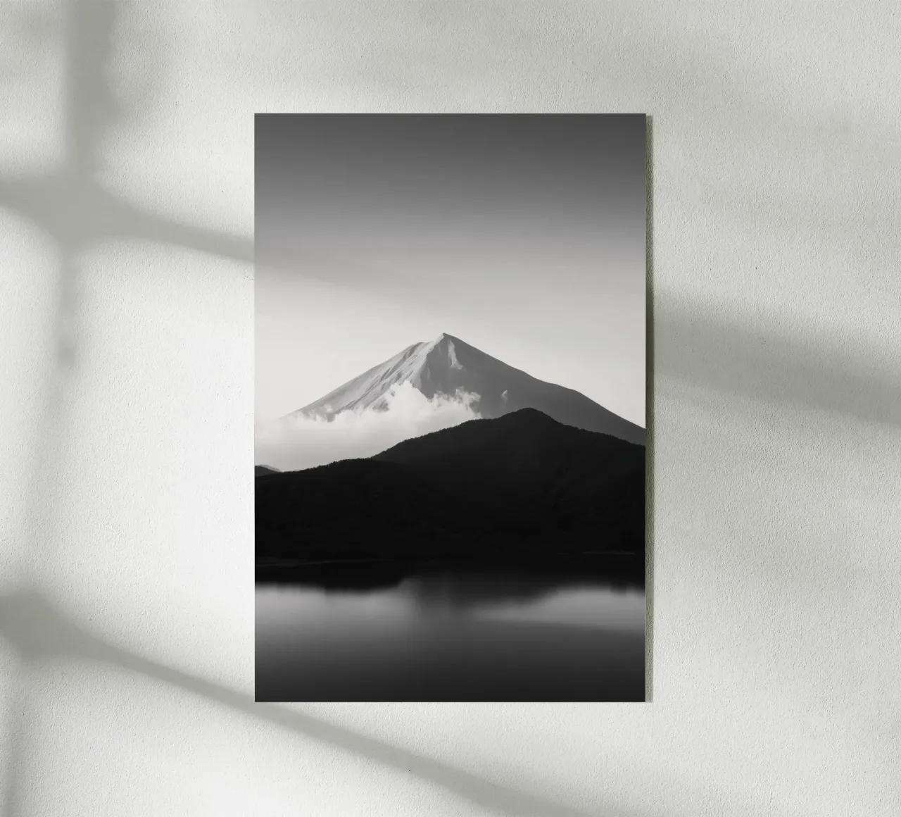 Riflesso di montagna - Bianco e nero plexiglass da Indigo Tides Art