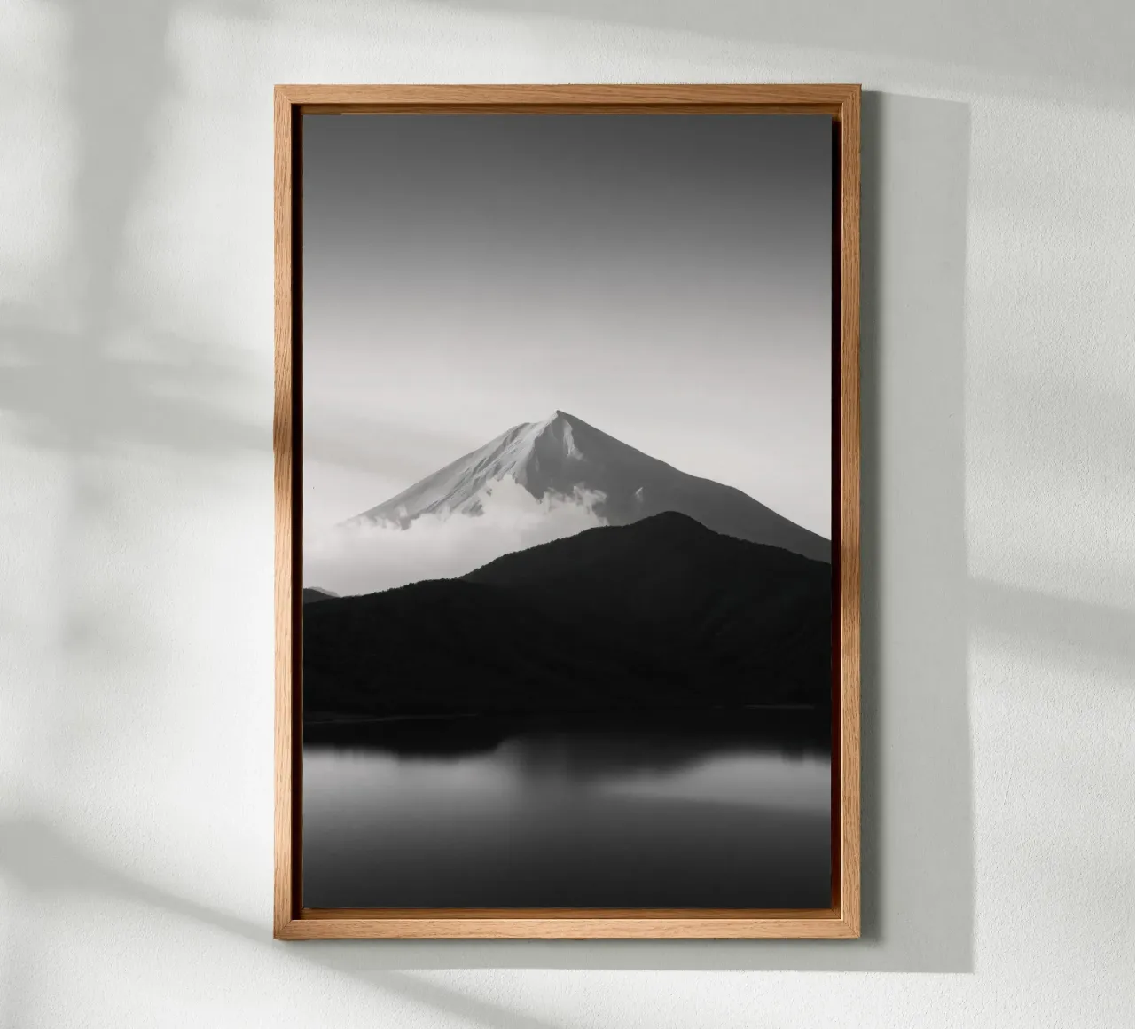 Riflesso di montagna - Bianco e nero pannello forex da Indigo Tides Art