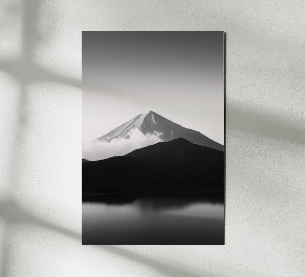 Riflesso di montagna - Bianco e nero pannello forex da Indigo Tides Art