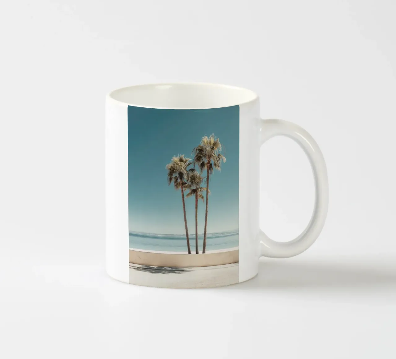 Palmiers californiens avec vue sur l'océan mug en céramique de Indigo Tides Art