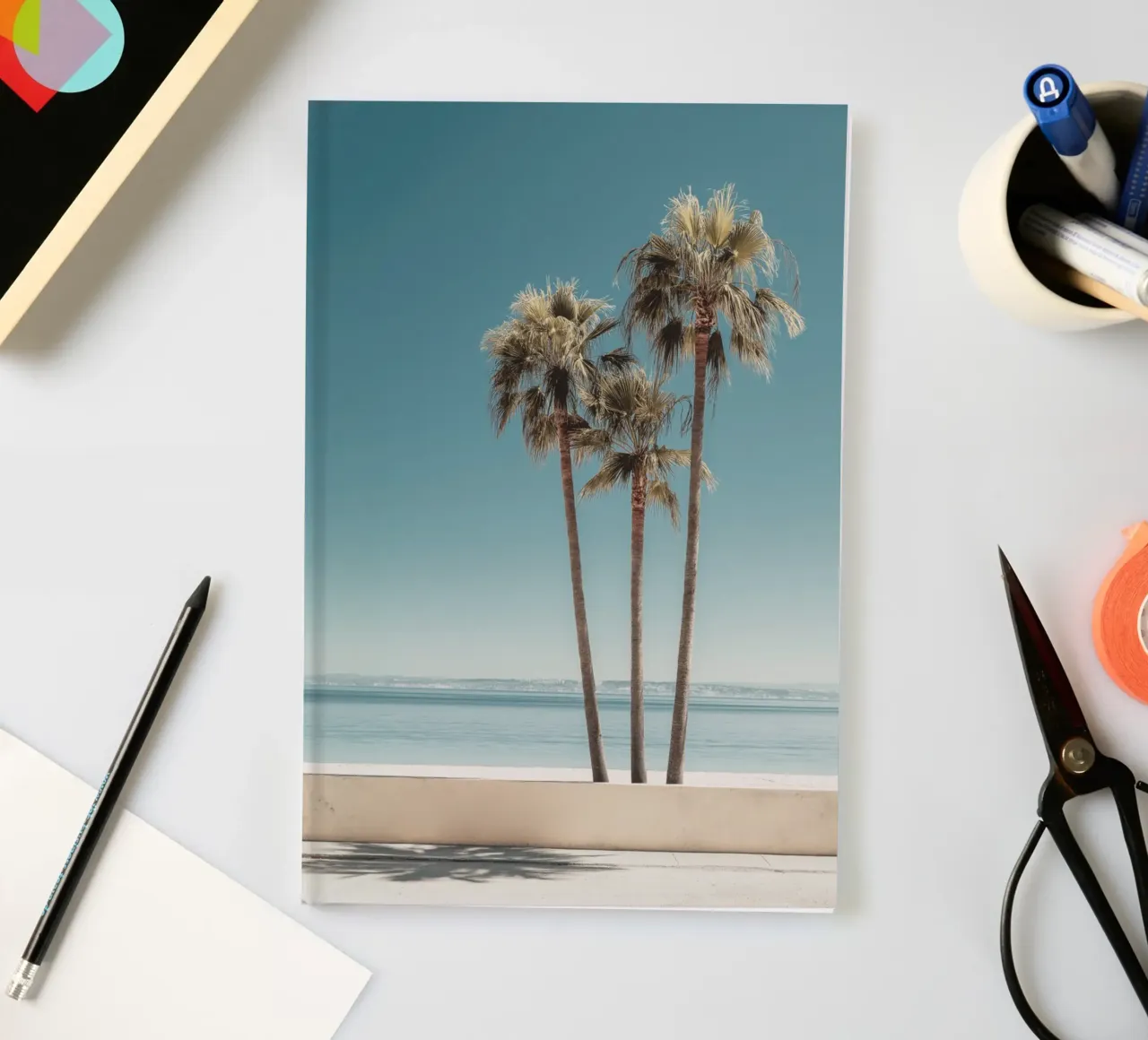 Palmiers californiens avec vue sur l'océan carnet de notes de Indigo Tides Art