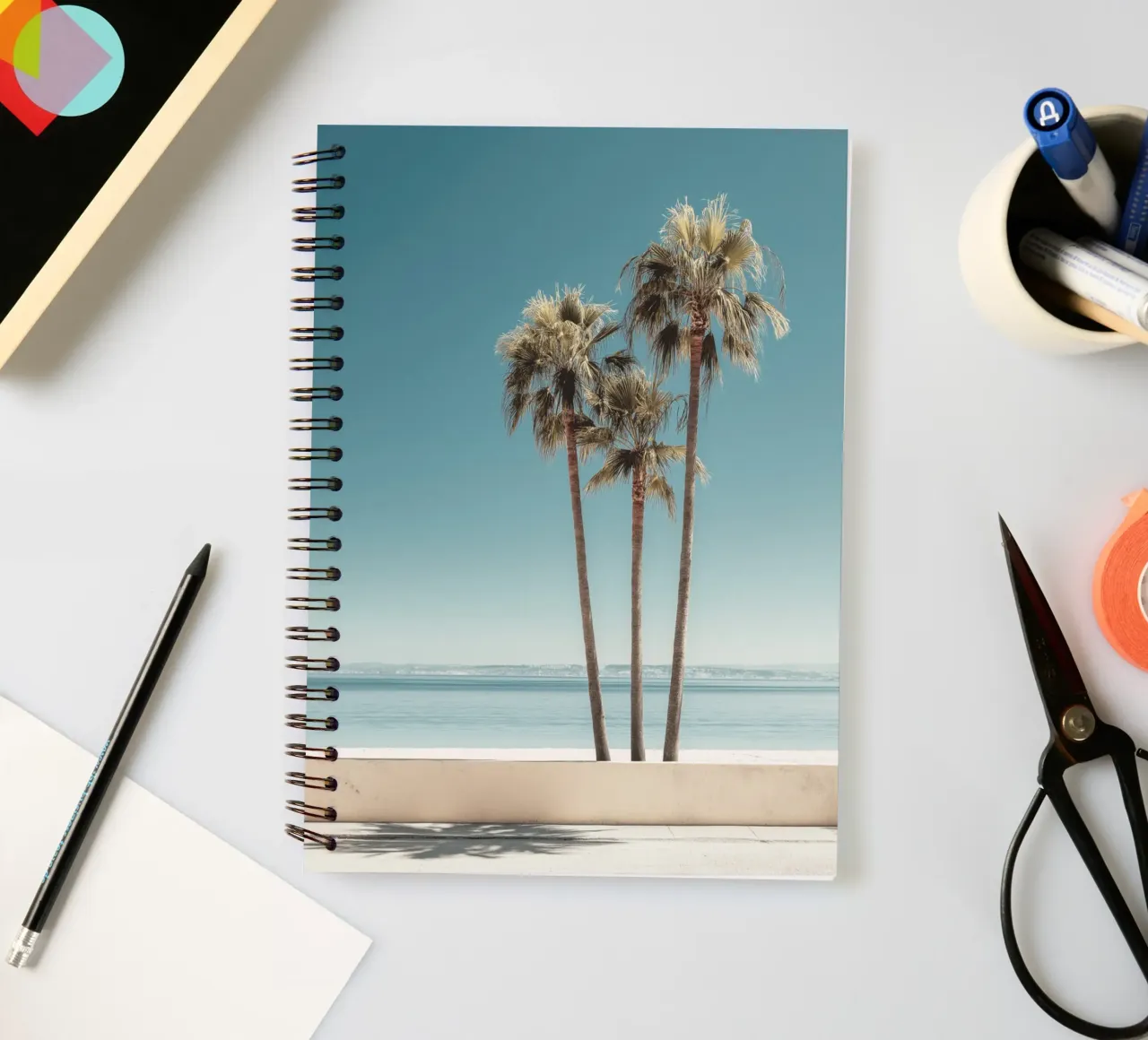 Palmiers californiens avec vue sur l'océan carnet à spirale de Indigo Tides Art