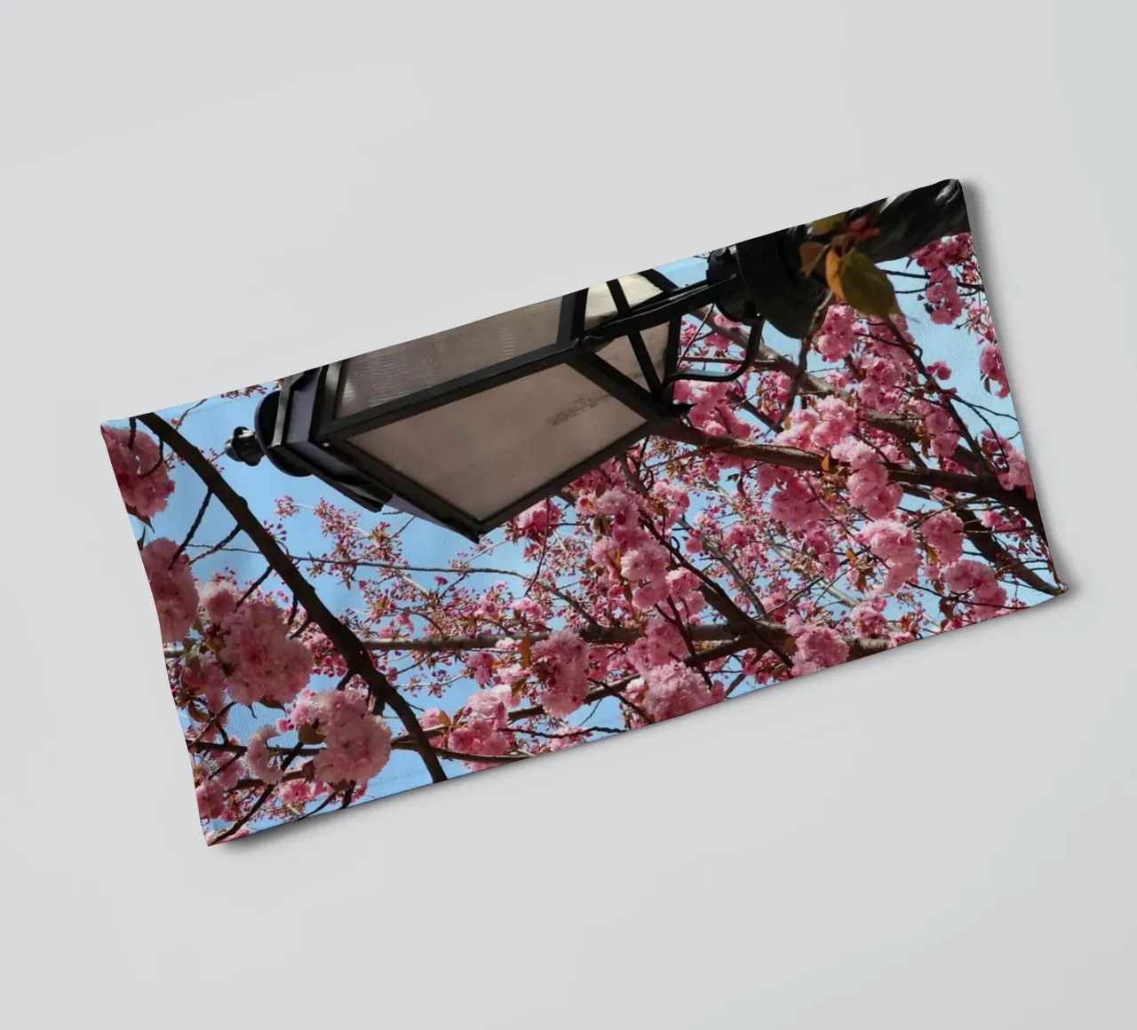 lampione con fiori di ciliegio asciugamano da bagno da Earthly Visions