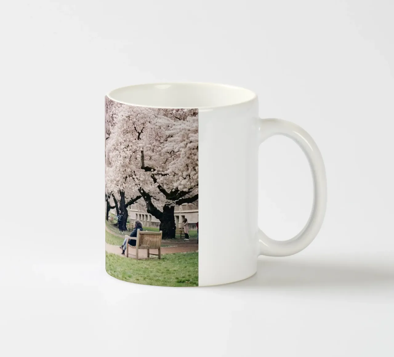 alberi di ciliegio in fiore erba verde tazza in ceramica da Earthly Visions