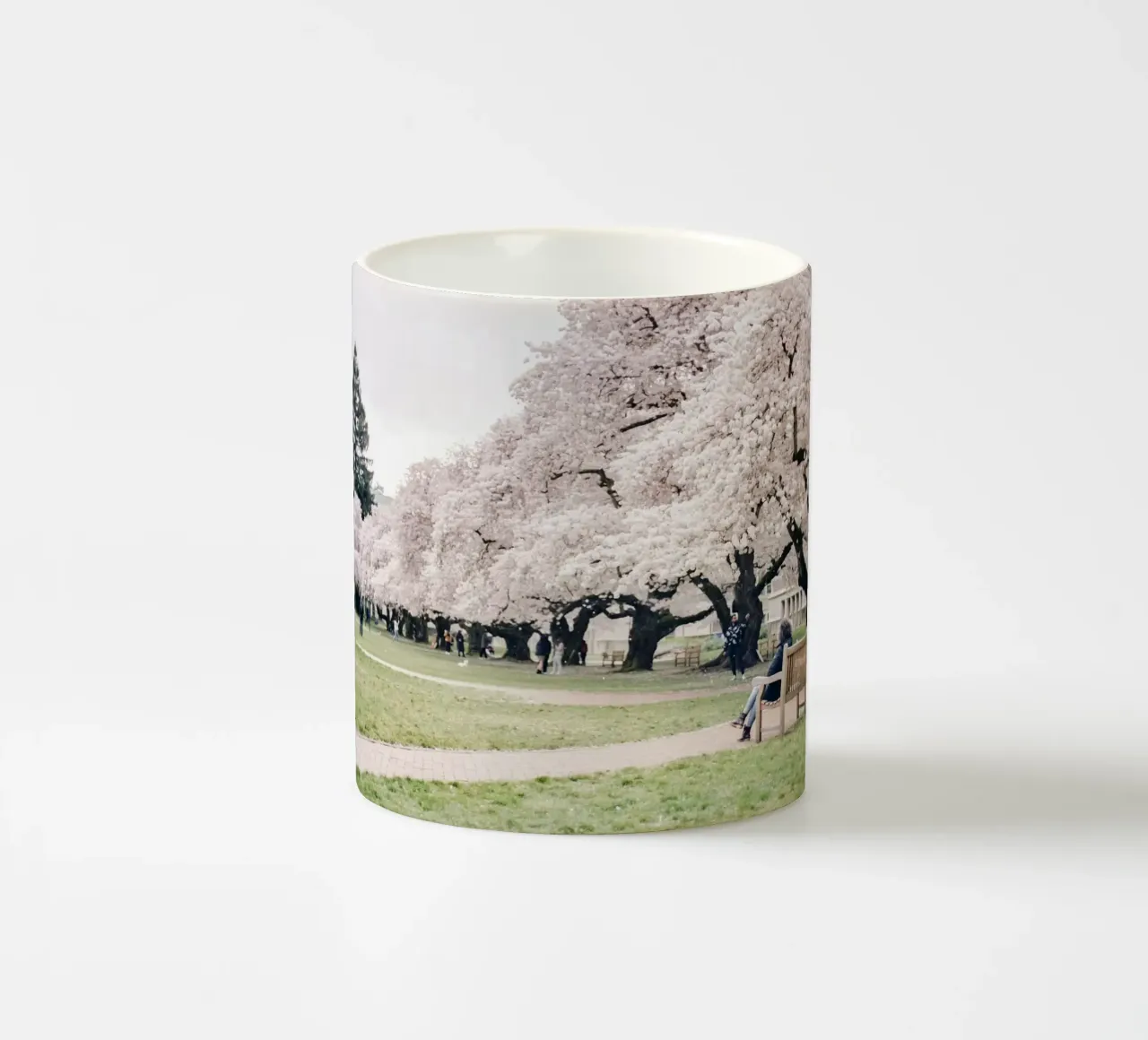 alberi di ciliegio in fiore erba verde tazza in ceramica da Earthly Visions