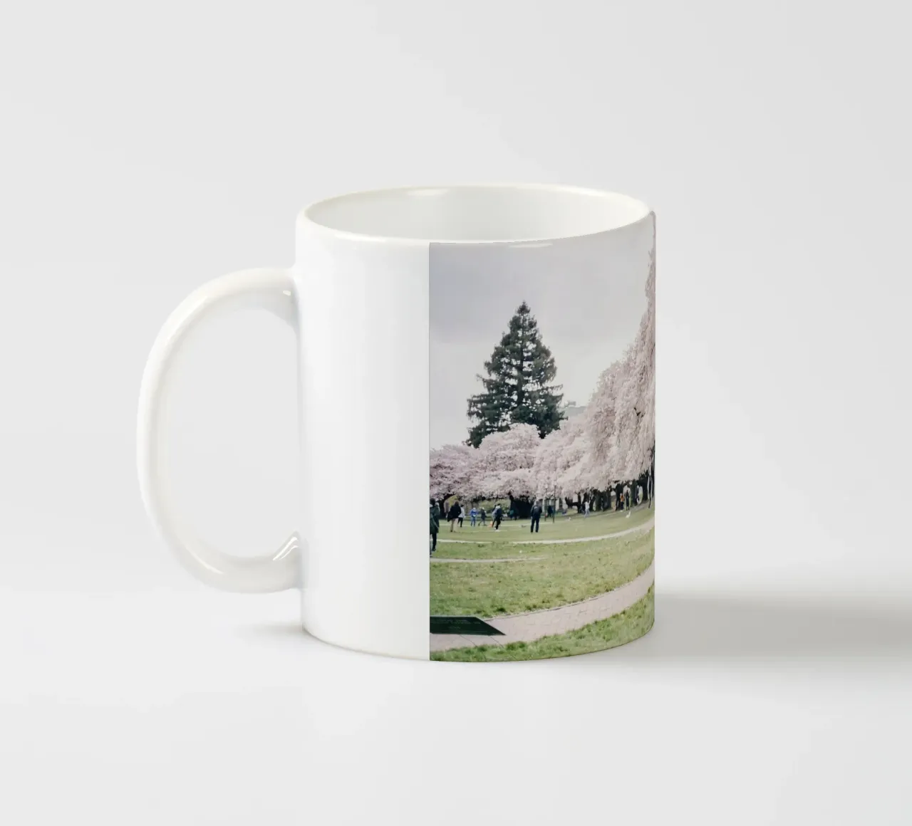 alberi di ciliegio in fiore erba verde tazza in ceramica da Earthly Visions