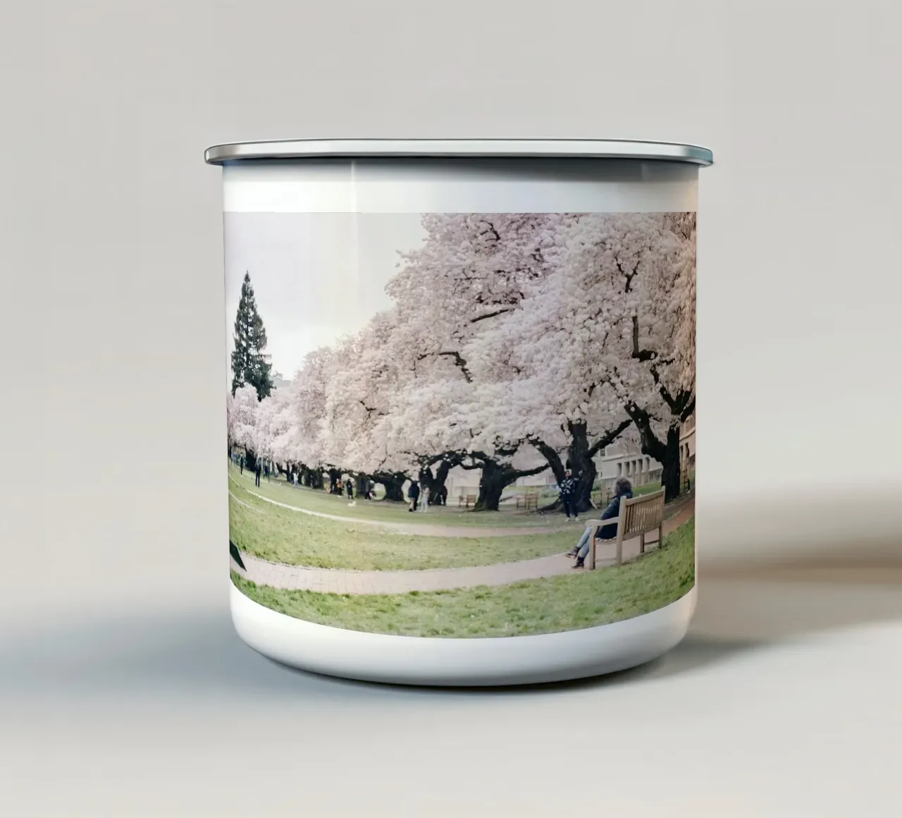 alberi di ciliegio in fiore erba verde tazza in smalto da Earthly Visions