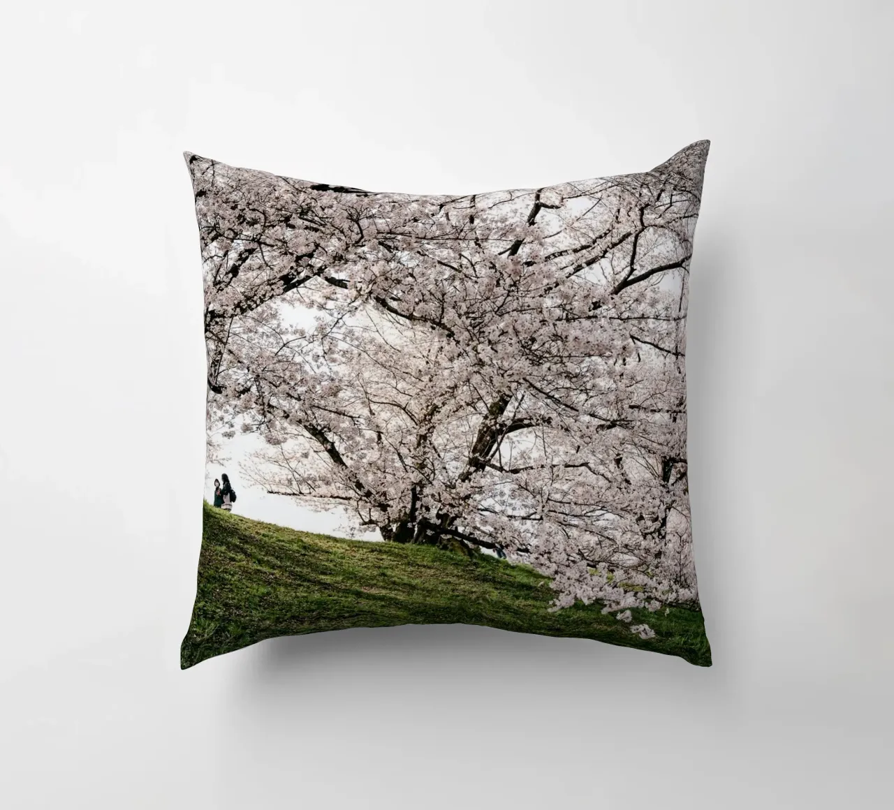 alberi in fiore cuscino da Earthly Visions