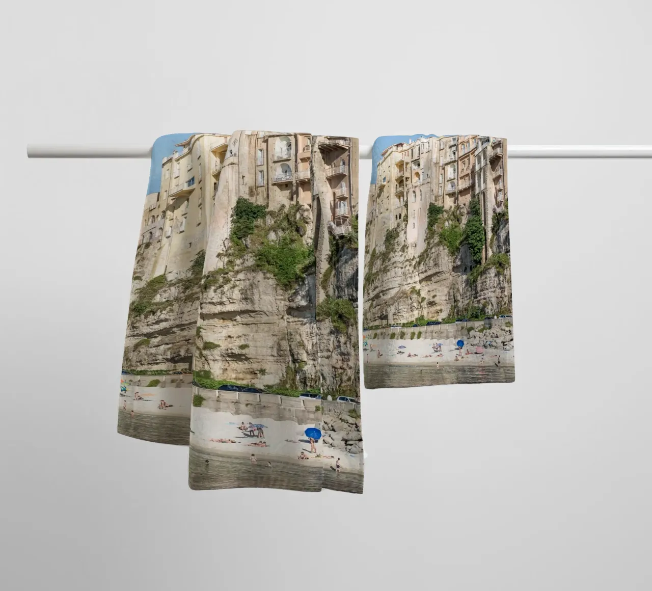 Tropea and the beach asciugamano da bagno da photolovers