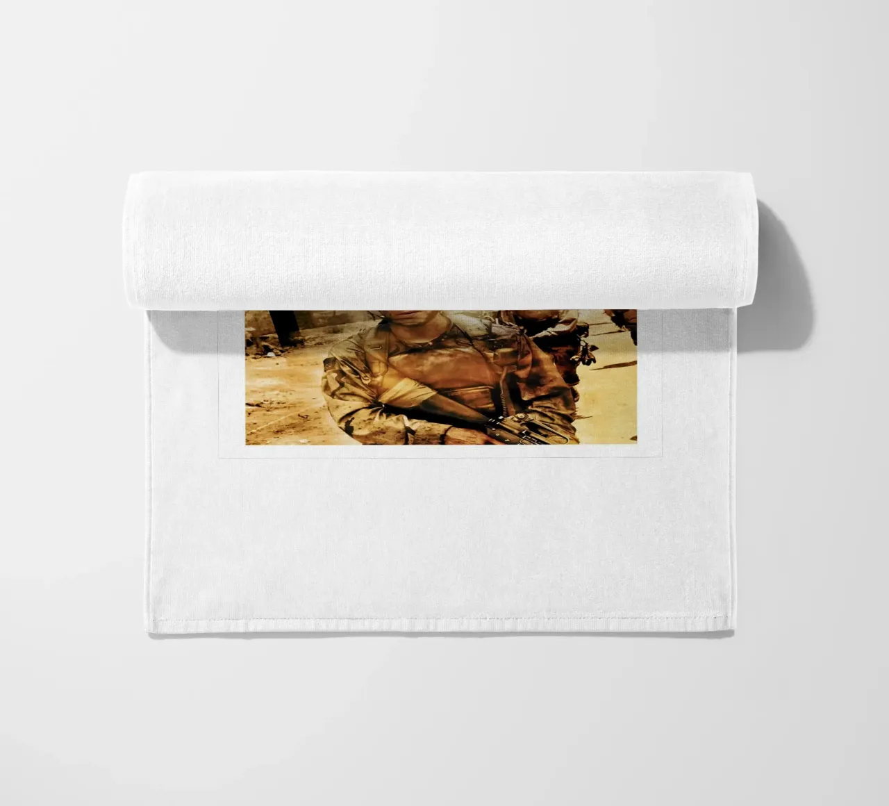 Zwarte Havik Neer strandhanddoek van 🎞 The Movie Wall