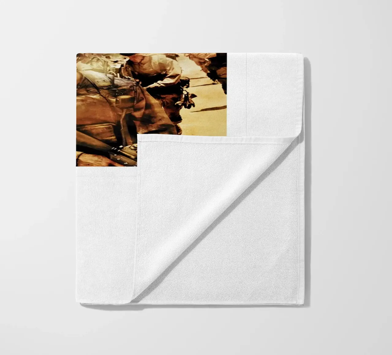 Zwarte Havik Neer strandhanddoek van 🎞 The Movie Wall