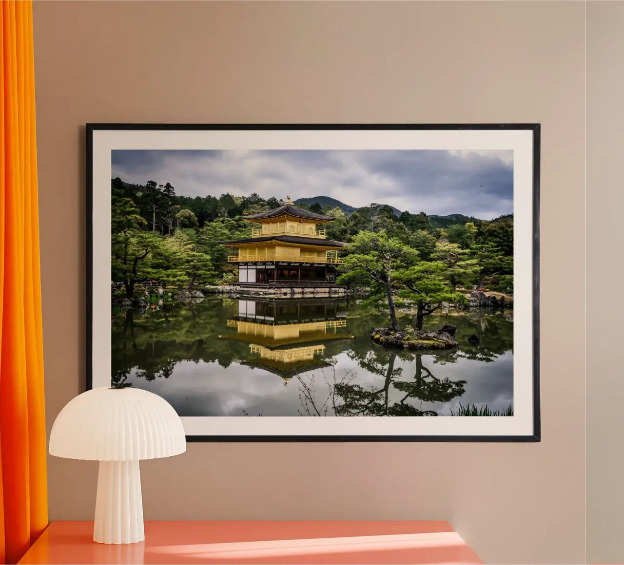 Riflessi d'oro a Kyoto, Giappone poster con telaio in alluminio da PhotoVibe Decor