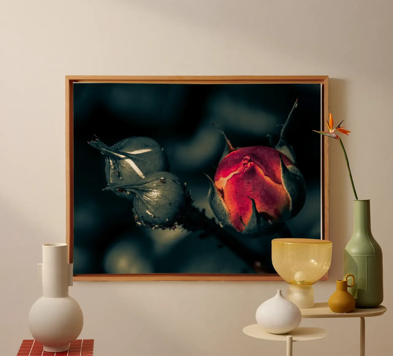 Karminrote Rosenknospe in der Abenddämmerung Leinwand mit Schattenfugenrahmen von PhotoVibe Decor