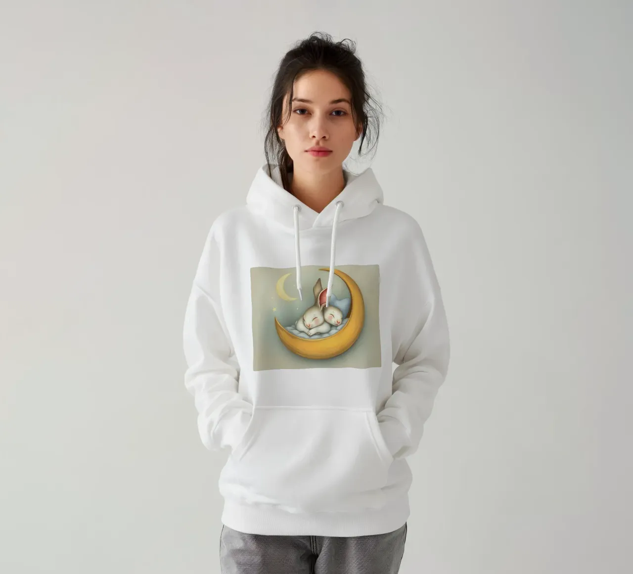 Due conigli che dormono tranquilli su una luna crescente felpa con cappuccio da DesignDoodle