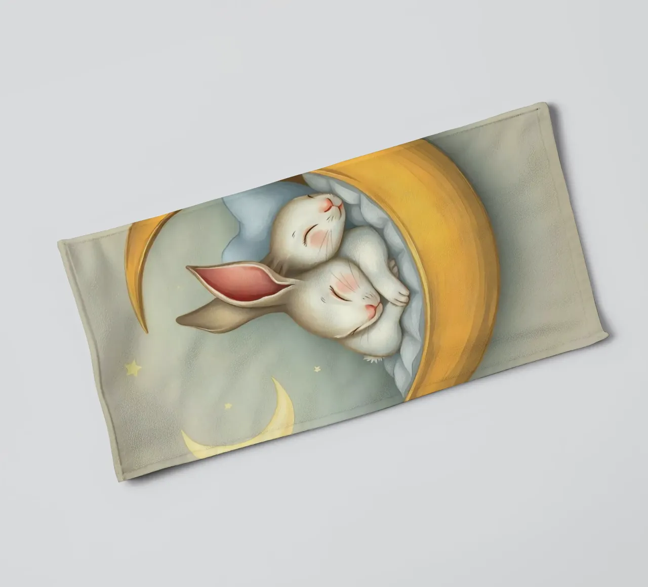 Due conigli che dormono tranquilli su una luna crescente asciugamano da bagno da DesignDoodle