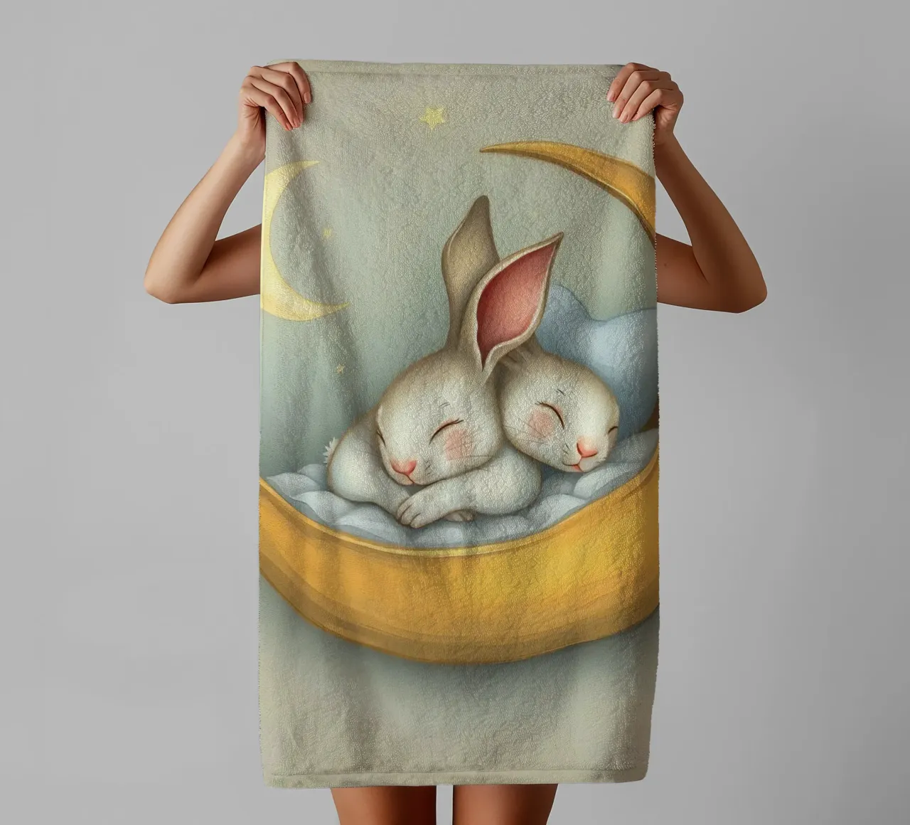 Due conigli che dormono tranquilli su una luna crescente asciugamano da bagno da DesignDoodle