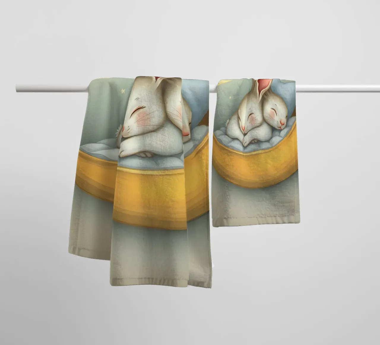 Due conigli che dormono tranquilli su una luna crescente asciugamano da bagno da DesignDoodle