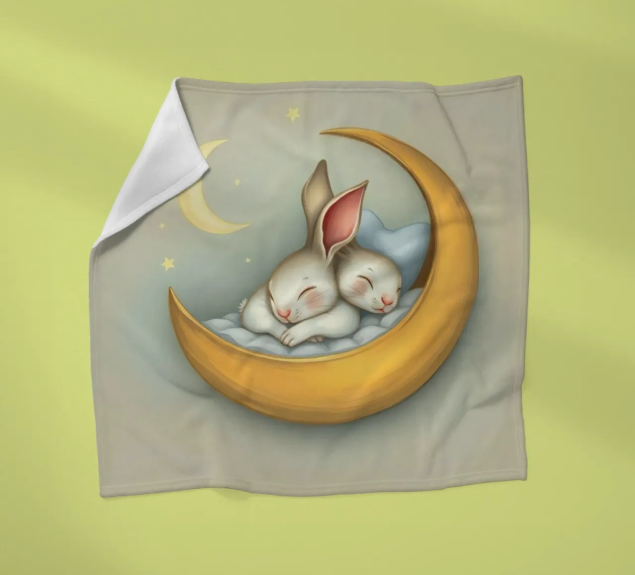 Due conigli che dormono tranquilli su una luna crescente coperta in pile da DesignDoodle
