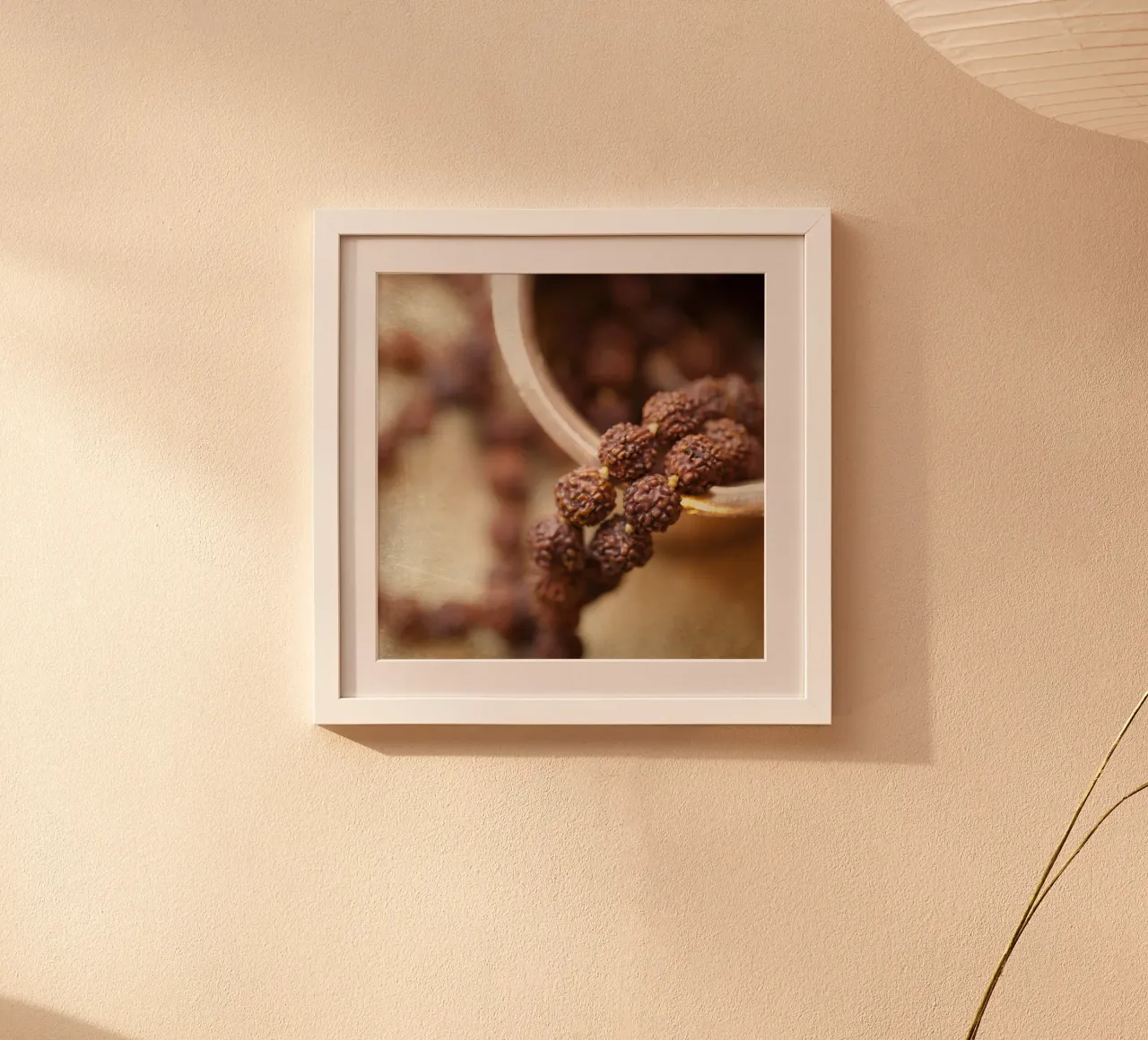 Perline Rudraksha in luce dorata poster con telaio in legno da PhotoVibe Decor