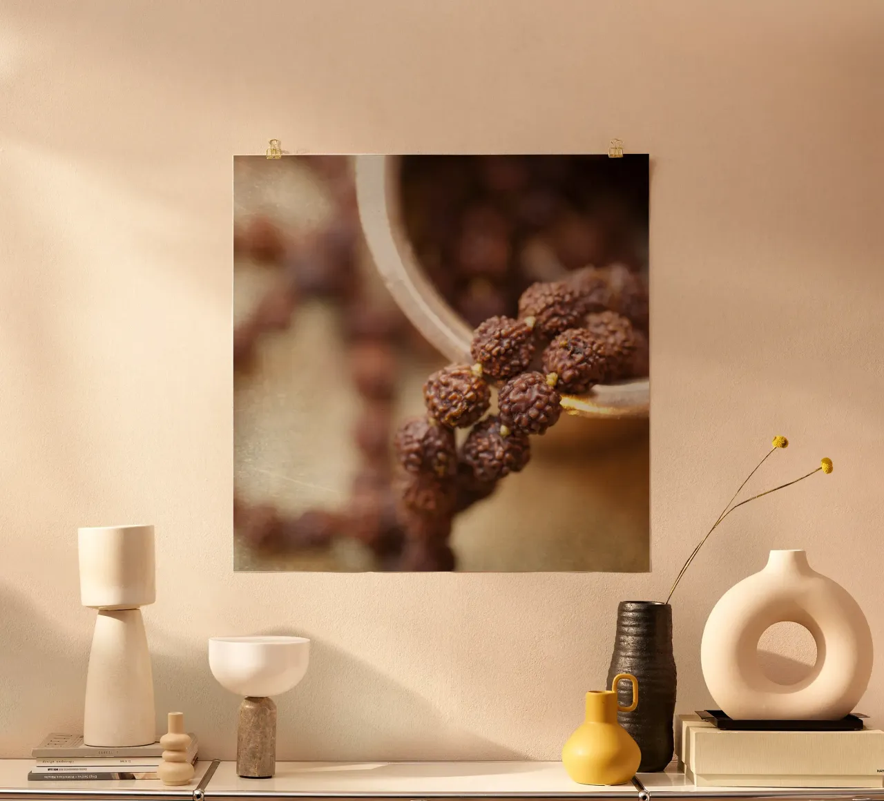 Perline Rudraksha in luce dorata poster con telaio in legno da PhotoVibe Decor