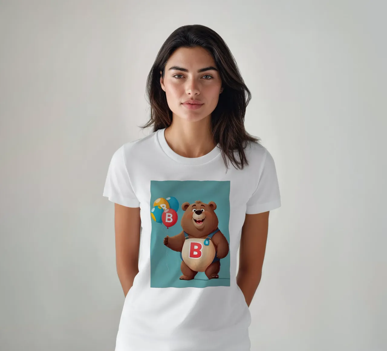 Orsetto allegro dei cartoni animati che tiene in mano dei palloncini indossando la letteraB t-shirt da DesignDoodle