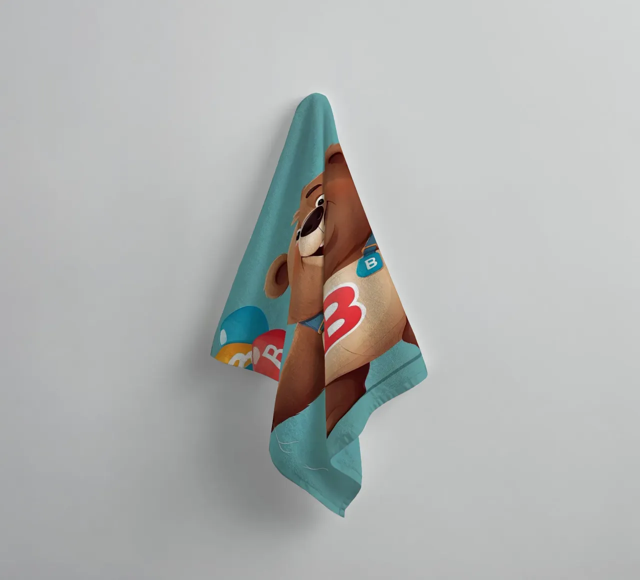 Orsetto allegro dei cartoni animati che tiene in mano dei palloncini indossando la letteraB asciugamano da bagno da DesignDoodle