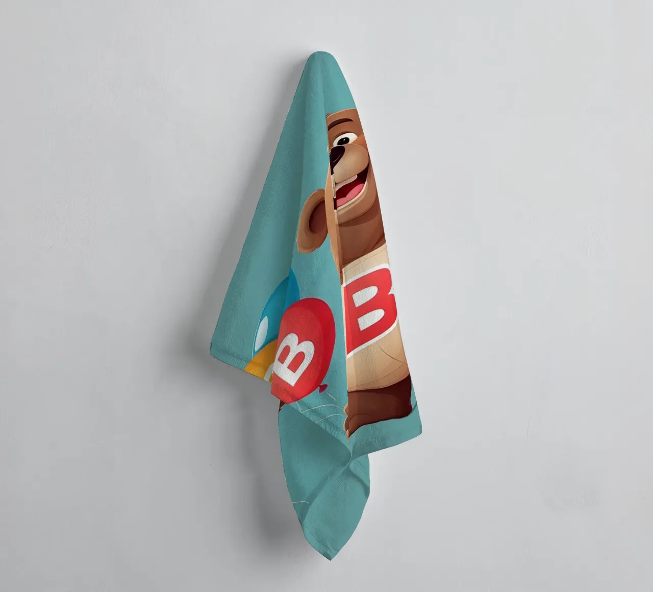 Orsetto allegro dei cartoni animati che tiene in mano dei palloncini indossando la letteraB asciugamano da bagno da DesignDoodle