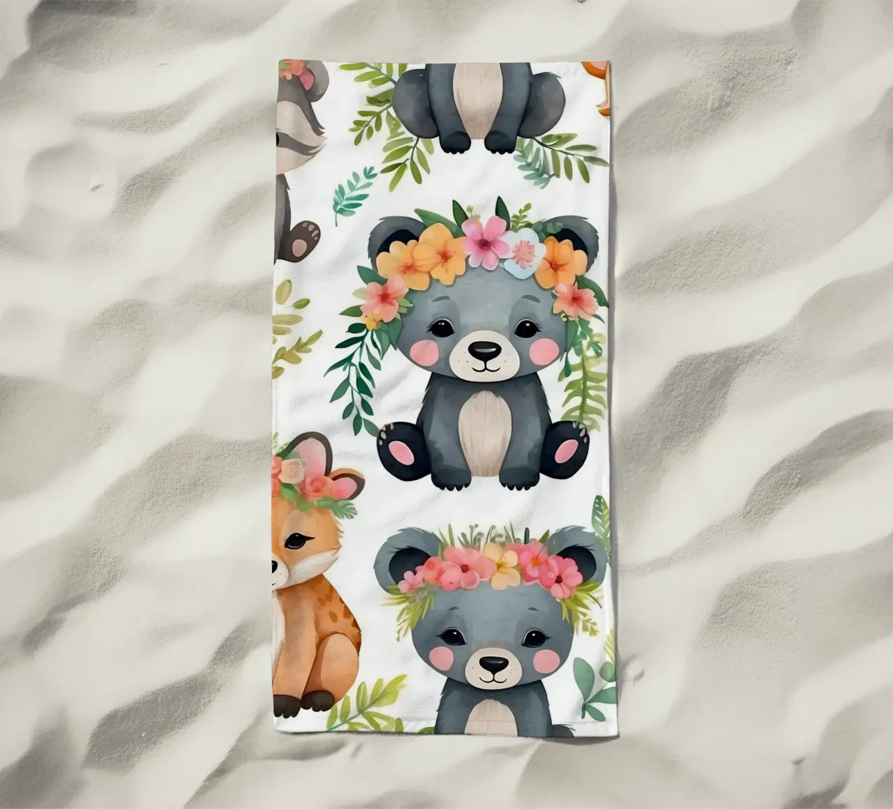 Simpáticas ilustraciones de animales como osos, zorros y mapaches toalla de playa de DesignDoodle