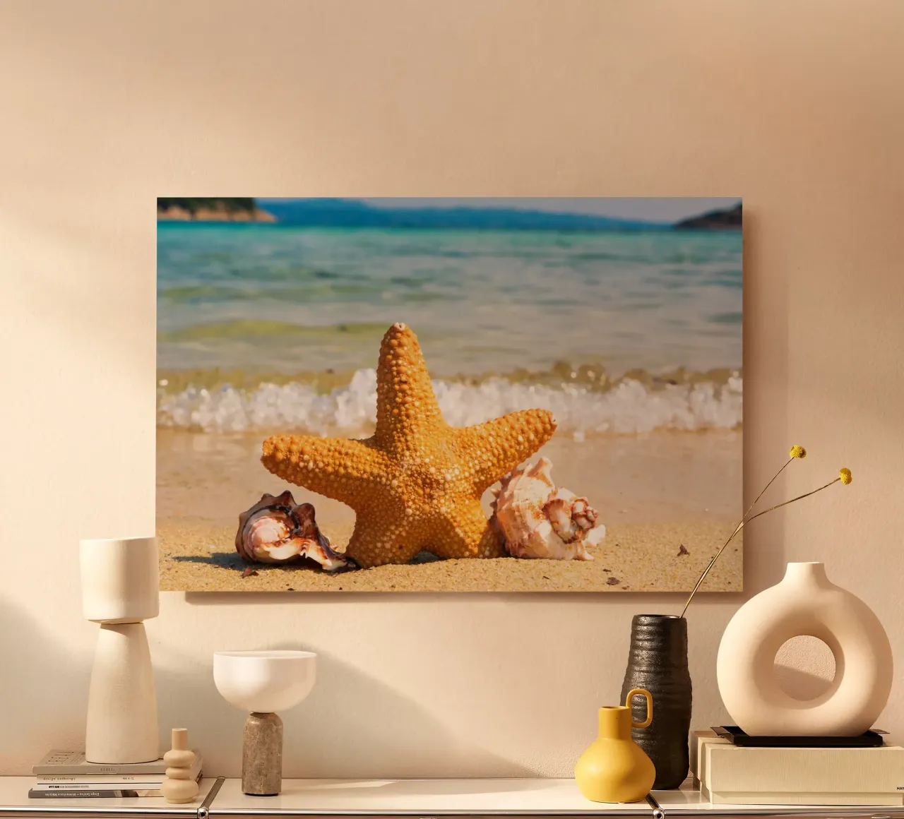Stelle e conchiglie su una spiaggia assolata alluminio dibond da PhotoVibe Decor