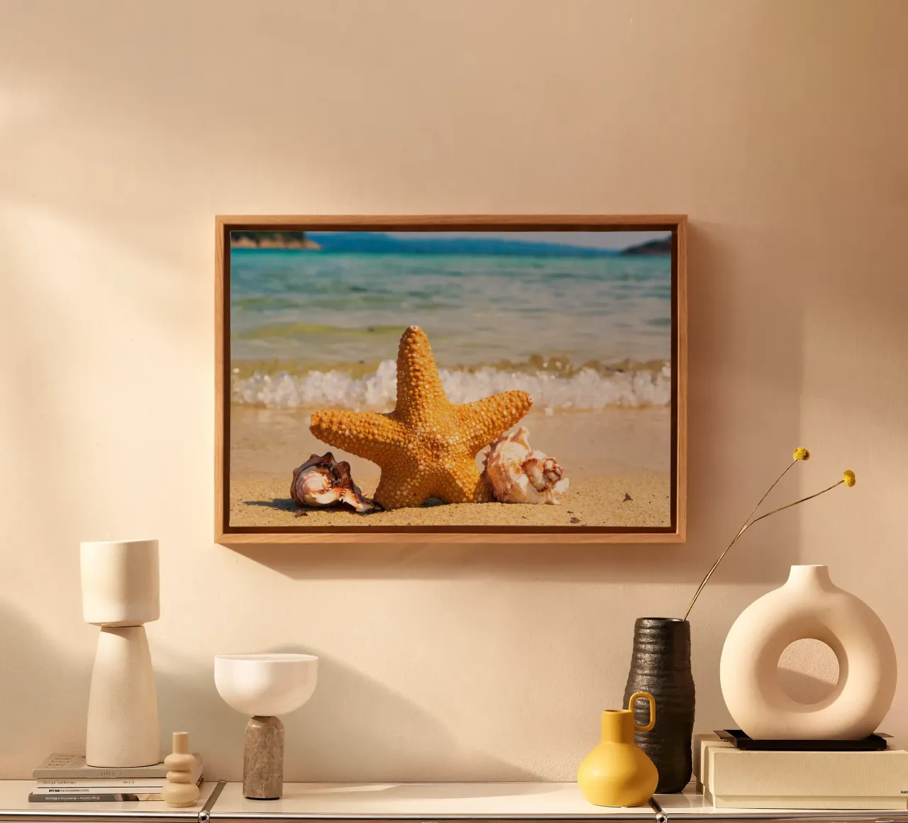 Stelle e conchiglie su una spiaggia assolata tela con Cornice a cassetta da PhotoVibe Decor