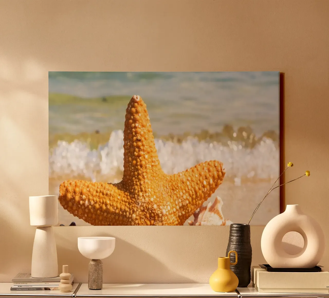 Stelle e conchiglie su una spiaggia assolata tela con Cornice a cassetta da PhotoVibe Decor