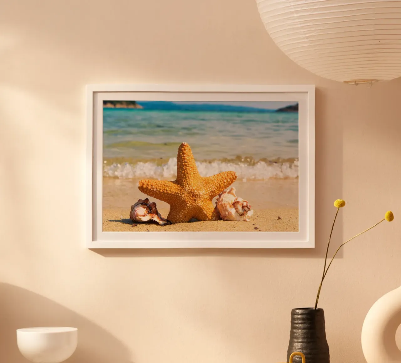 Seesterne und Muscheln an einem sonnigen Strand Poster von PhotoVibe Decor