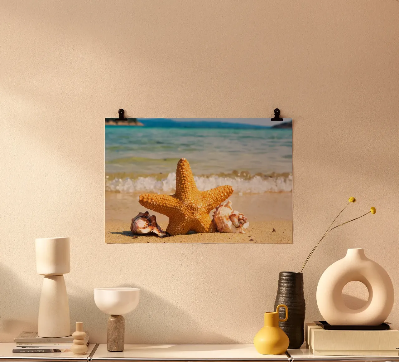 Stelle e conchiglie su una spiaggia assolata carta hahnemühle da PhotoVibe Decor
