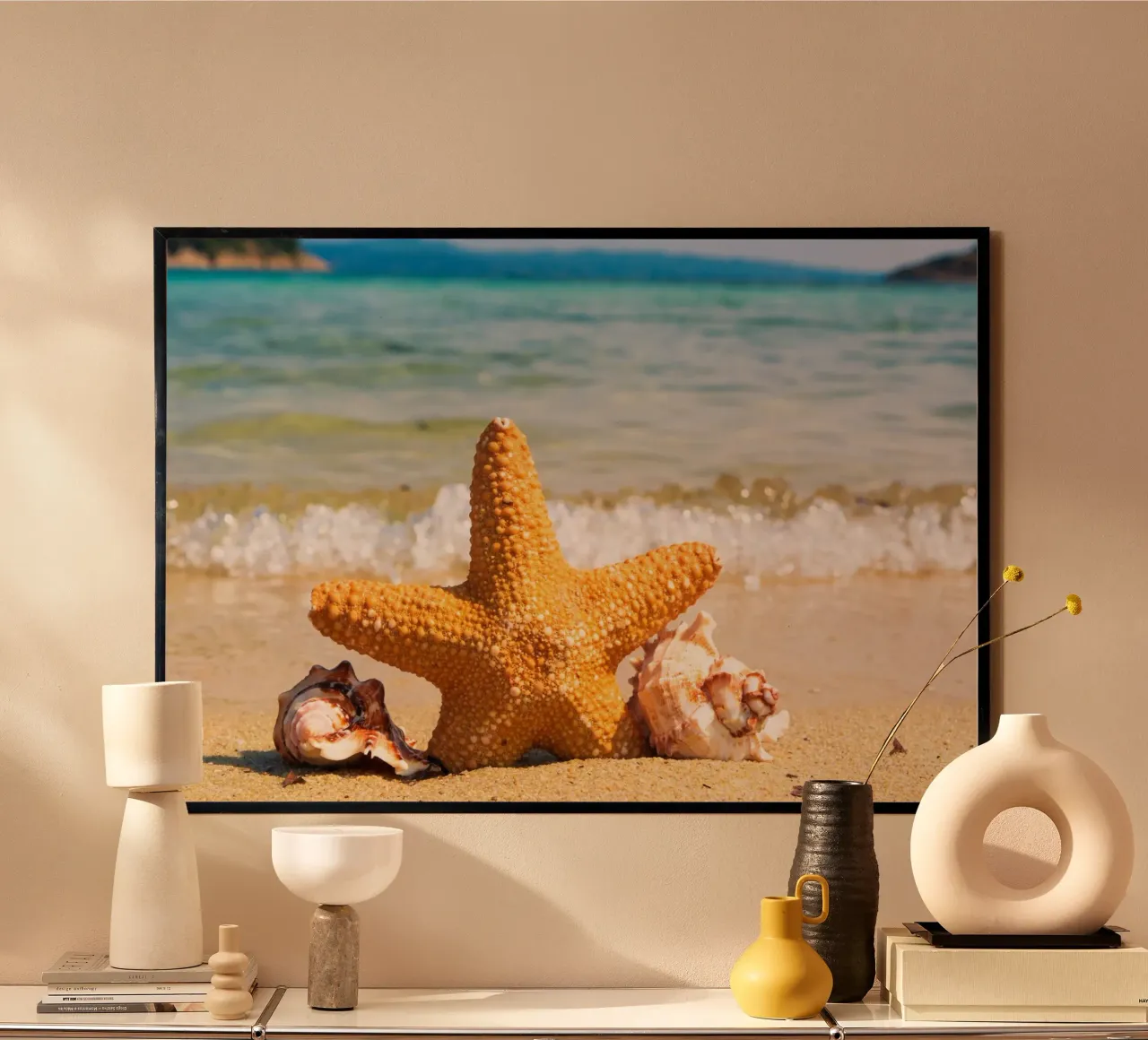 Stelle e conchiglie su una spiaggia assolata carta hahnemühle da PhotoVibe Decor