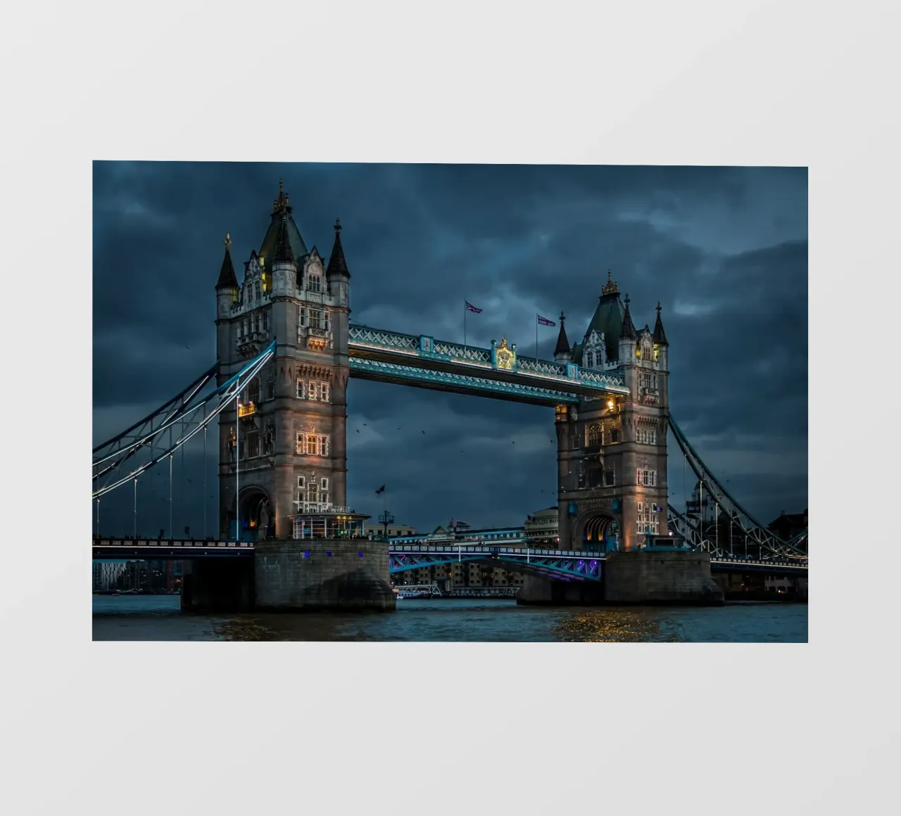 Crepuscolo tempestoso al Tower Bridge, Londra, Regno Unito telo in pvc da PhotoVibe Decor
