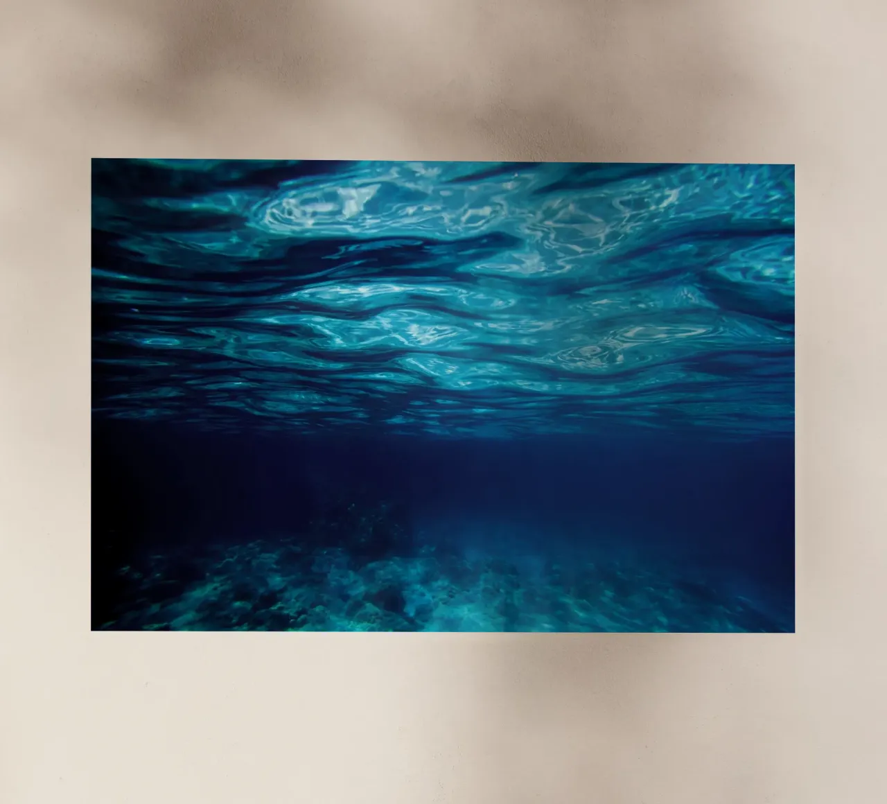 Vista subacquea nell'oceano blu chiaro pellicola backlit da PhotoVibe Decor