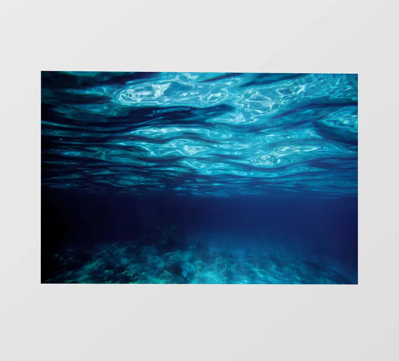 Vista subacquea nell'oceano blu chiaro pellicola backlit da PhotoVibe Decor