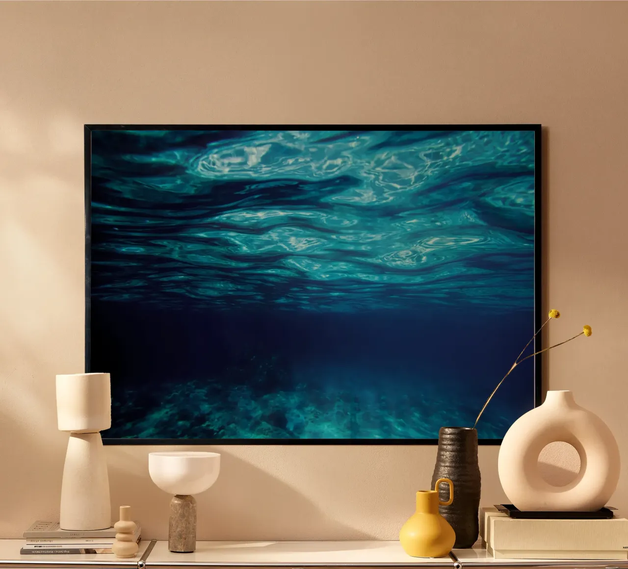 Vista subacquea nell'oceano blu chiaro poster con telaio in alluminio da PhotoVibe Decor