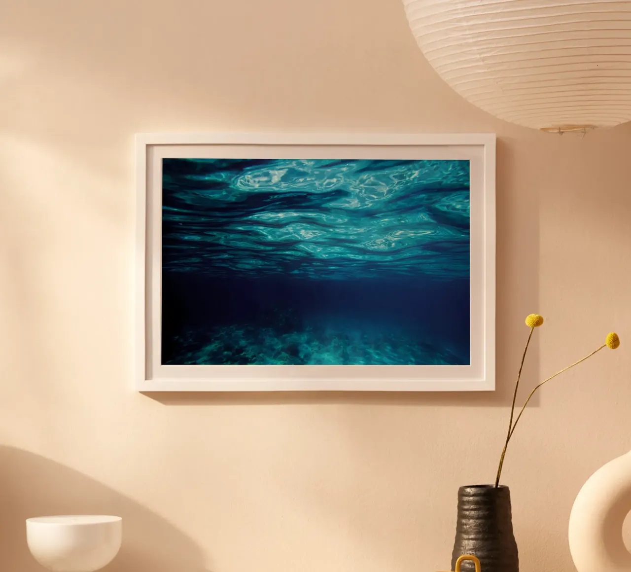Vista subacquea nell'oceano blu chiaro poster con telaio in alluminio da PhotoVibe Decor