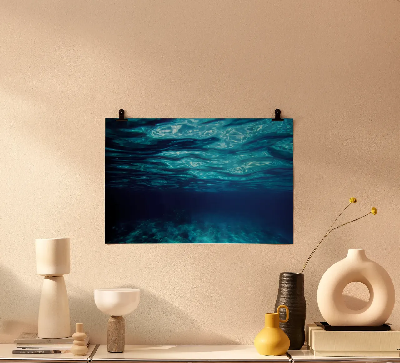 Vista subacquea nell'oceano blu chiaro poster con telaio in alluminio da PhotoVibe Decor