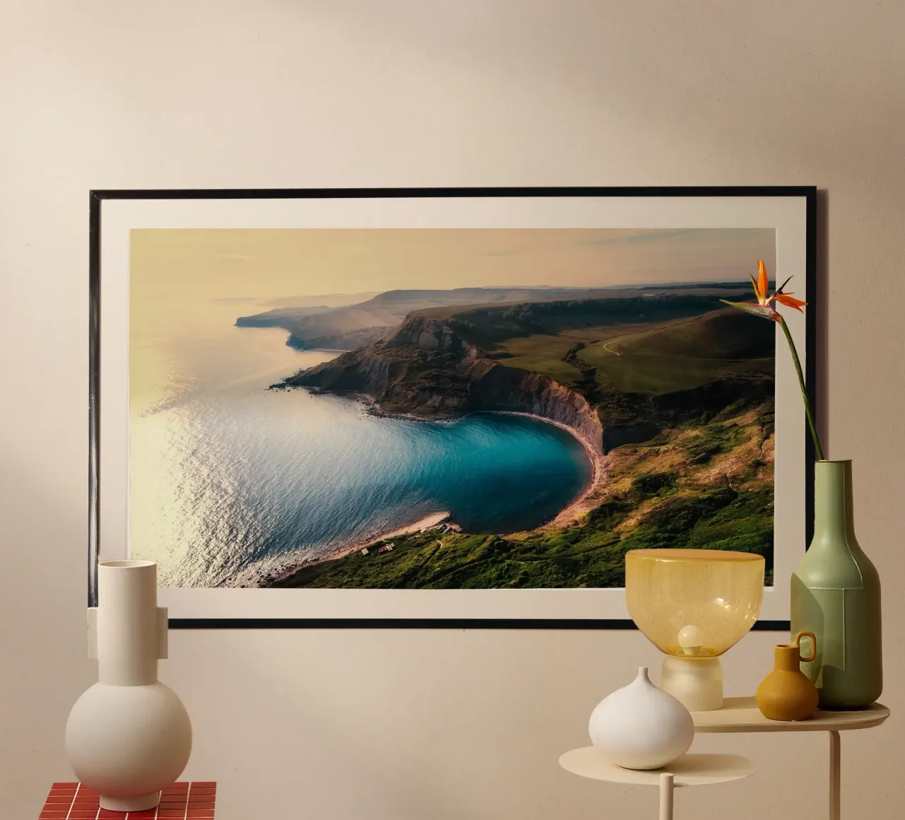 Sussurri della Costa Smeralda, Dorset, Inghilterra poster con telaio in alluminio da PhotoVibe Decor