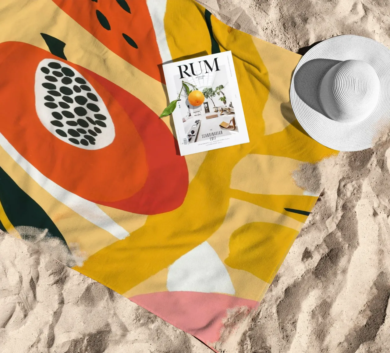 Frutti esotici e botanici in un giallo di tendenza telo mare da Autofocus