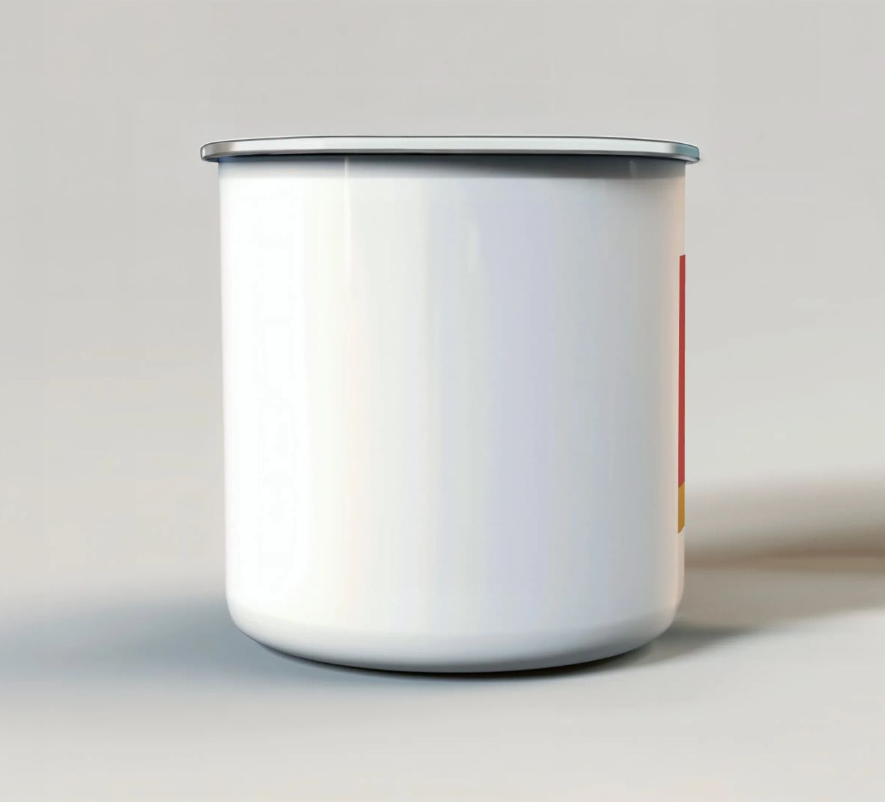 Specchio e sedia tazza in smalto da OUR SHOP
